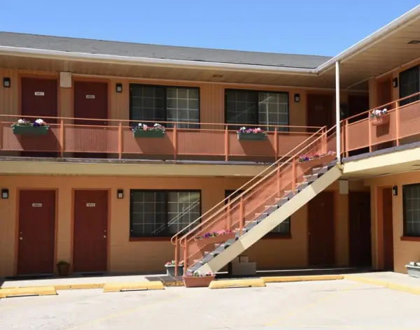 Esquire Inn 4