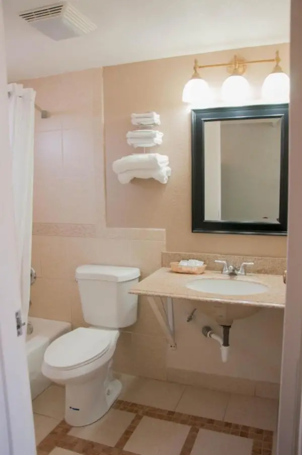 Esquire Inn 8